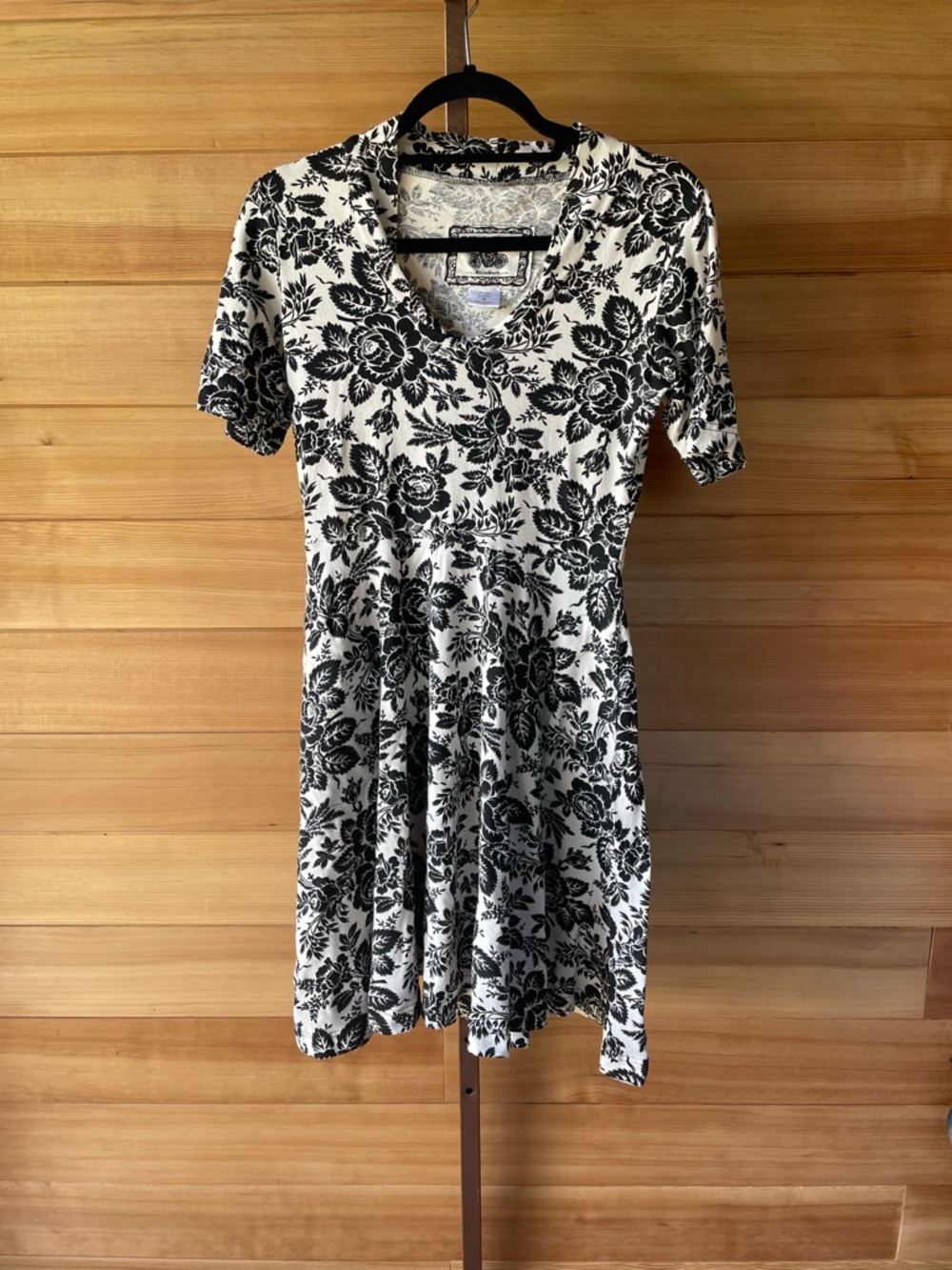 Effie's Heart Black & White Floral V-Neck Fit and Flare Dress Short Sleeve